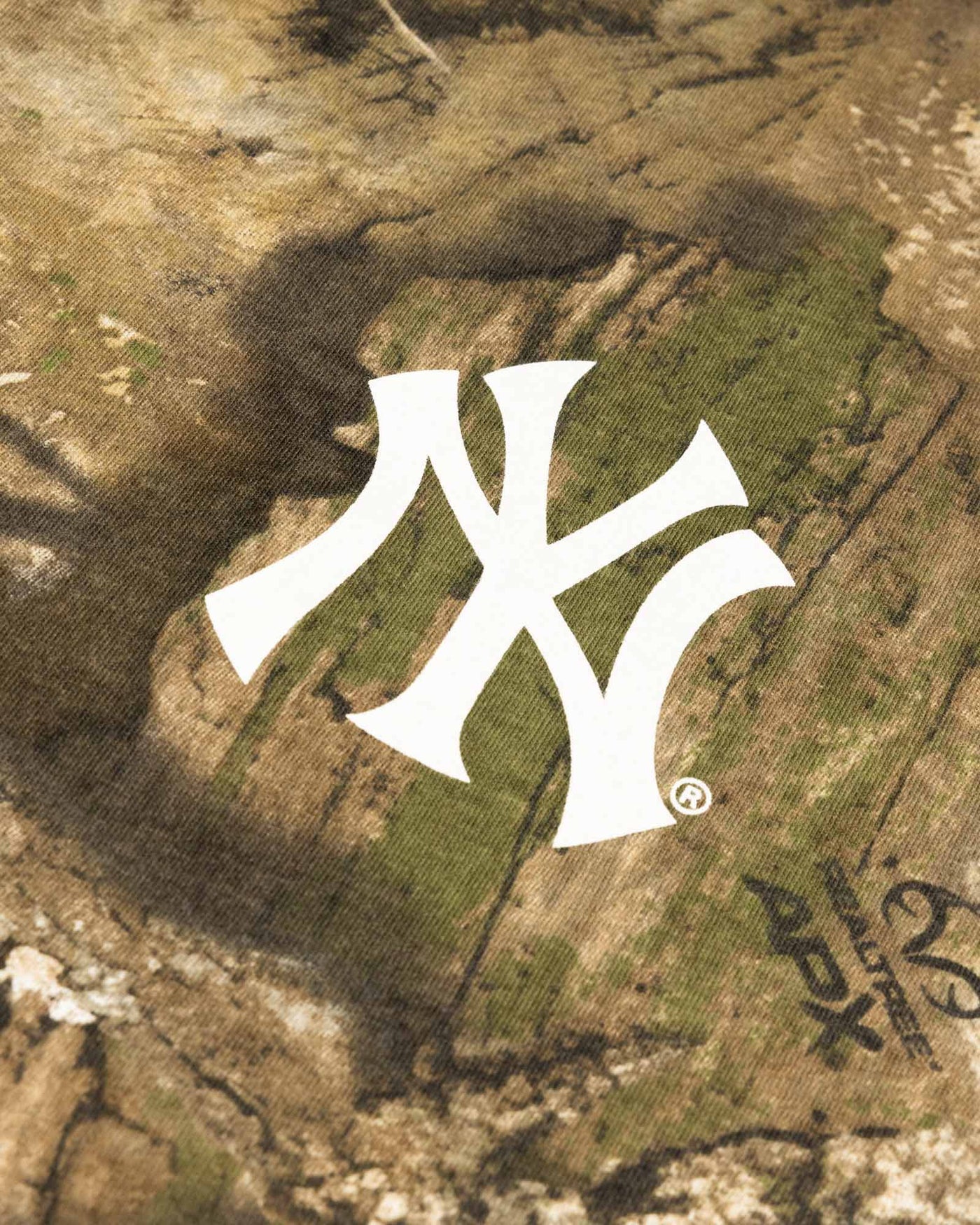 Realtree APX Youth T-Shirt - New York Yankees